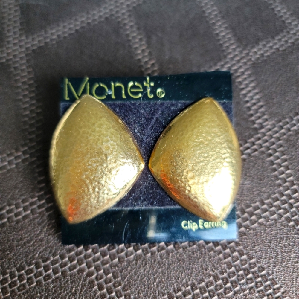 Vtg New Old Stoke Monet Gold Tone Hammered Clip-On Earrings
